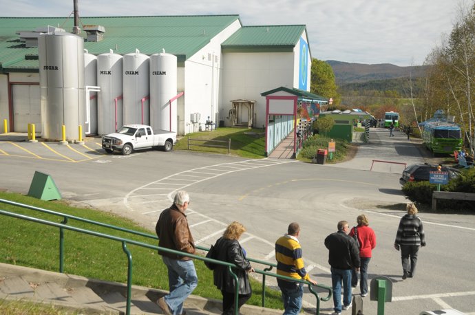 Továrna Ben & Jerry’s ve Waterbury

A po skončení prohlídky přijde na řadu i ochutnávka, a jestli vám to nebude stačit, přidejte si další porci ve zmrzlinárně před továrnou. Jen počítejte s tím, že si tu chvilku postojíte. Nikdo z návštěvníků přece nemůže odjet bez svého kornoutku nebo zeleno-modrého kelímku s vermontskou kravičkou, která se stala poznávacím znamením této fairtradové ledové pochoutky.

Adresa: 1281 Waterbury-Stowe Rd Waterbury
