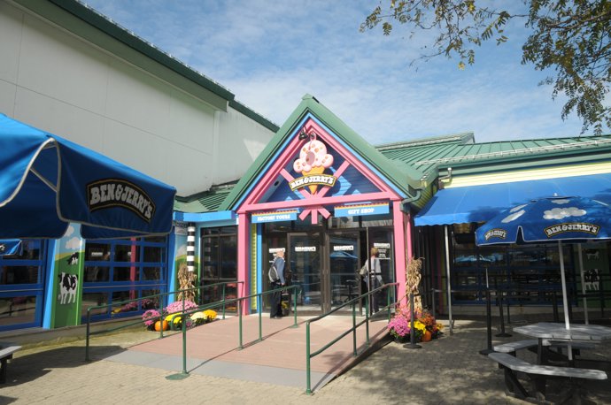Továrna Ben & Jerry’s ve Waterbury

Ve Waterbury se každý den vyprodukuje 400 tisíc pintových kelímků (pinta - 473 ml), které směřují na americký trh (ten evropský má na starosti továrna v nizozemském Helledoornu). Při prohlídce továrny nahlédnete nejen do tajů výroby, ale taky se tu v krátkém animovaném filmu dozvíte vše o historii značky. Od první otevřené zmrzlinárny ve zrekonstruované benzinové pumpě v roce 1978, přes prodej firmy potravinářskému gigantu Unileveru, až po současnost a protesty Bena a Jerryho před Bílým domem.
