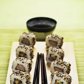 Sushi

Celebrity na sociálních sítích rády básní o tom, jak milují sushi, protože je to zdravá varianta svačiny či oběda. A mají pravdu, ale jen tak dlouho, dokud ho budou jíst s rozumem. Pokud totiž budete jíst tradiční sushi s rybou, rýží a řasou, popřípadě variantu s okurkou nebo avokádem, je to v pořádku. Ale zejména v Americe je oblíbená takzvaná California varianta, do níž se přidávají nejrůznější tučné věci, jako je třeba majonéza nebo smažené kuřecí maso. Tyto druhy sushi u nás čím dál častěji najdete také. Takže si zapamatujte, že nezdravé ingredience budou i v jinak zdravých sushi restauracích stále jen a jen nezdravé.
