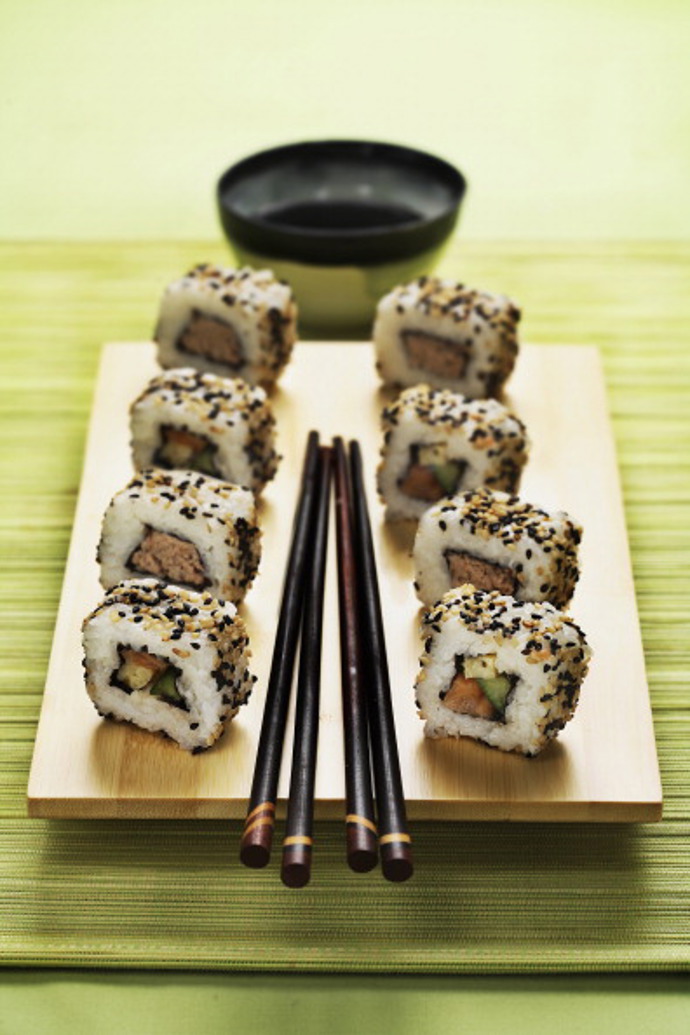 Sushi

Celebrity na sociálních sítích rády básní o tom, jak milují sushi, protože je to zdravá varianta svačiny či oběda. A mají pravdu, ale jen tak dlouho, dokud ho budou jíst s rozumem. Pokud totiž budete jíst tradiční sushi s rybou, rýží a řasou, popřípadě variantu s okurkou nebo avokádem, je to v pořádku. Ale zejména v Americe je oblíbená takzvaná California varianta, do níž se přidávají nejrůznější tučné věci, jako je třeba majonéza nebo smažené kuřecí maso. Tyto druhy sushi u nás čím dál častěji najdete také. Takže si zapamatujte, že nezdravé ingredience budou i v jinak zdravých sushi restauracích stále jen a jen nezdravé.
