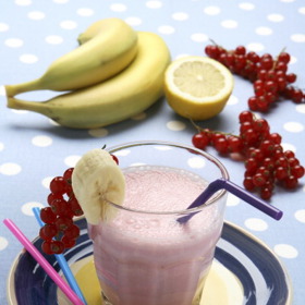 Smoothie

Ze všech stran se na nás valí tvrzení, že smoothie je jednoduchý a chutný způsob, jak si dát výživné ovoce a zeleninu, které bychom jinak spíš nejedli. Ale to neznamená, že si zaslouží, aby se o něm říkalo, že je zdravé. Většina smoothie, které koupíte v obchodě, obsahuje velké porce ovoce (s pořádnou dávkou přírodního cukru) a přidané cukry a sirupy, kvůli nimž může mít jeden drink až 1000 kalorií. Jako vždy je domácí výroba tou nejlepší cestou, jak smoothie skutečně udělat tak zdravé, jak by mělo být.
