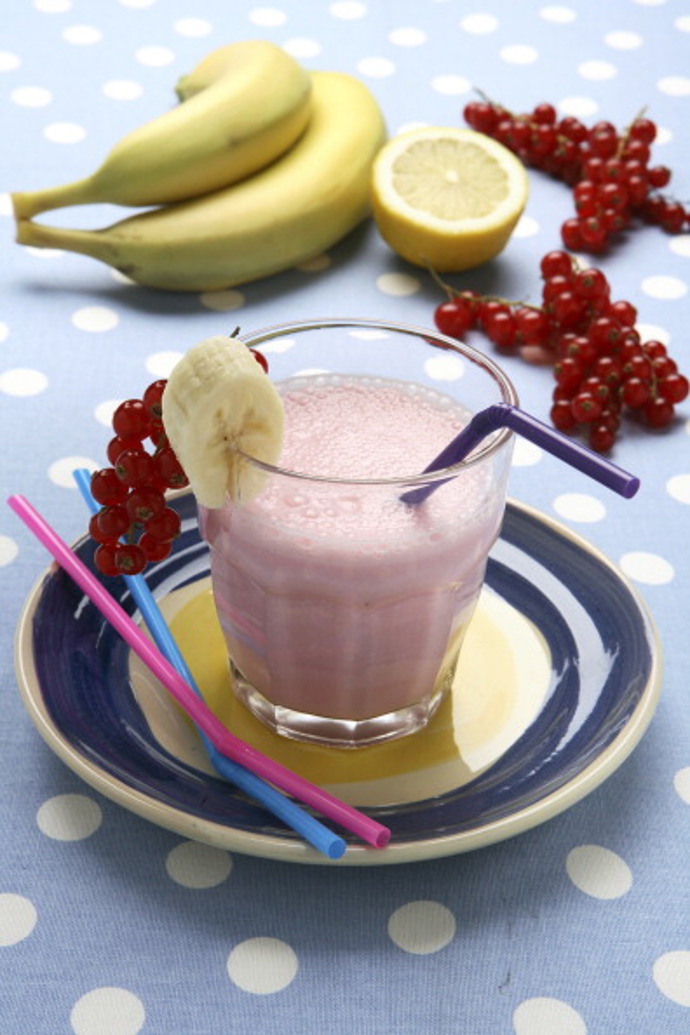 Smoothie

Ze všech stran se na nás valí tvrzení, že smoothie je jednoduchý a chutný způsob, jak si dát výživné ovoce a zeleninu, které bychom jinak spíš nejedli. Ale to neznamená, že si zaslouží, aby se o něm říkalo, že je zdravé. Většina smoothie, které koupíte v obchodě, obsahuje velké porce ovoce (s pořádnou dávkou přírodního cukru) a přidané cukry a sirupy, kvůli nimž může mít jeden drink až 1000 kalorií. Jako vždy je domácí výroba tou nejlepší cestou, jak smoothie skutečně udělat tak zdravé, jak by mělo být.
