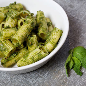 Bazalkové pesto

Možná si myslíte, že dobré pesto je skvělý způsob, jak si dát něco zeleného. Studie od společnosti Consensus Action on Salt and Health však zjistila, že průměrná dávka soli v pestu koupeném v obchodě je 1,5 gramu. To je víc než v hamburgrech z McDonaldu, ty totiž obsahují 1,2 gramu. Pokud si ale bez kombinace těstovin s pestem neumíte život představit, nejlepším způsobem, jak proti tomu bojovat, je si ho vyrobit sama. Je to jednoduché a rychlé a receptů existuje spousta.
