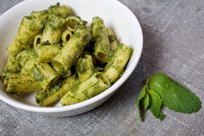 Bazalkové pesto

Možná si myslíte, že dobré pesto je skvělý způsob, jak si dát něco zeleného. Studie od společnosti Consensus Action on Salt and Health však zjistila, že průměrná dávka soli v pestu koupeném v obchodě je 1,5 gramu. To je víc než v hamburgrech z McDonaldu, ty totiž obsahují 1,2 gramu. Pokud si ale bez kombinace těstovin s pestem neumíte život představit, nejlepším způsobem, jak proti tomu bojovat, je si ho vyrobit sama. Je to jednoduché a rychlé a receptů existuje spousta.
