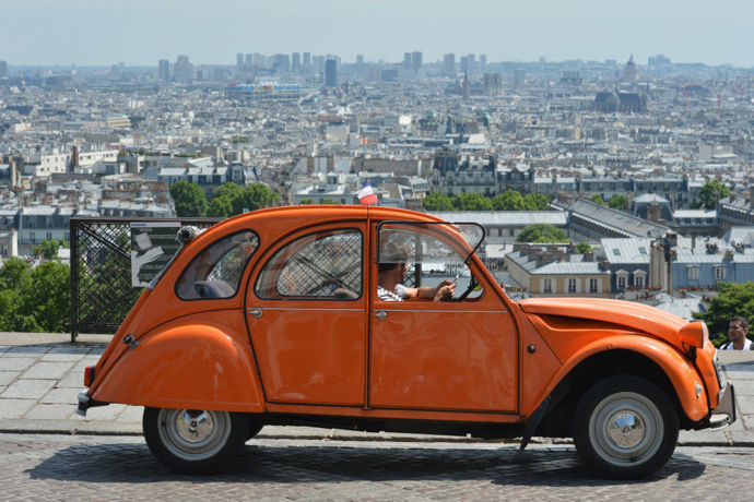 6. Můžete Paříž projet takzvanou "kachnou" aneb Citroënem 2CV a nikdo se na vás nebude dívat divně. Doporučujeme projížďku zakončit na Montmartru, odkud je výhled na Paříž zkrátka úchvatný.
