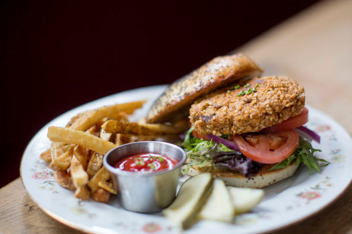Vegetariánský burger

V ideálním světě by vegetariánský burger byl jídlem, jehož výběrem byste na sebe měla být pyšná. Nicméně, mnoho z nich je vyrobených z brambor, sóji a obilovin. A v restauracích jsou navíc spojované máslem nebo olejem, takže se beztak díváte na mučivých 1000 kalorií.
