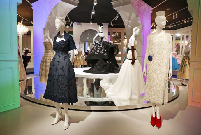 3. Až do ledna 2018 potrvá výstava Christian Dior - Couturier du rêve a tu si zkrátka nesmí nechat ujít žádný milovník módy
