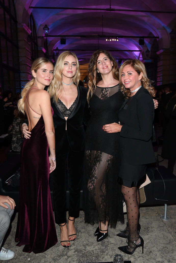 Chiara Ferragni s rodinou
zleva: sestry Valentina, Chiara a Francesca a jejich matka Marina di Guardo
Chiara Ferragni s rodinou
zleva: sestry Valentina, Chiara a Francesca a jejich matka Marina di Guardo