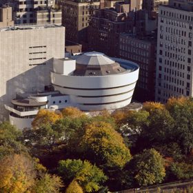 Guggenheimovo muzeum
Největší koncentraci galerií najdete ve čtvrti Chelsea na Manhattanu. V případě, že vás ale tlačí čas a nemůžete se rozhodnout, kam zrovna zajít, navštivte Guggenheimovo muzeum - nejznámější muzejní stavbu na světě od slavného architekta Franka Lloyda Wrighta. Zvlášť pokud se budete pohybovat v Central Parku na horním Manhattanu. Bílá budova spirálovitého tvaru se totiž nachází hned přes ulici na rohu Fifth Avenue a 89. ulice.
Muzeum je zajímavé nekonvenčním uspořádáním prostoru, kdy jako návštěvník stoupáte po spirále od jednoho díla k druhému (mimochodem onu stoupající rampu bez nutnosti podpor vyřešil český konstruktér Josef Polívka). Najdete tu moderní umění, jehož jádro tvoří sbírka zakladatele projektu Solomona R. Guggenheima, jenž se s postupem let rozrostla taky o sbírky soukromých sběratelů.
Guggenheimovo muzeum
Největší koncentraci galerií najdete ve čtvrti Chelsea na Manhattanu. V případě, že vás ale tlačí čas a nemůžete se rozhodnout, kam zrovna zajít, navštivte Guggenheimovo muzeum - nejznámější muzejní stavbu na světě od slavného architekta Franka Lloyda Wrighta. Zvlášť pokud se budete pohybovat v Central Parku na horním Manhattanu. Bílá budova spirálovitého tvaru se totiž nachází hned přes ulici na rohu Fifth Avenue a 89. ulice.
Muzeum je zajímavé nekonvenčním uspořádáním prostoru, kdy jako návštěvník stoupáte po spirále od jednoho díla k druhému (mimochodem onu stoupající rampu bez nutnosti podpor vyřešil český konstruktér Josef Polívka). Najdete tu moderní umění, jehož jádro tvoří sbírka zakladatele projektu Solomona R. Guggenheima, jenž se s postupem let rozrostla taky o sbírky soukromých sběratelů.
