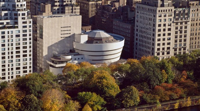 Guggenheimovo muzeum
Největší koncentraci galerií najdete ve čtvrti Chelsea na Manhattanu. V případě, že vás ale tlačí čas a nemůžete se rozhodnout, kam zrovna zajít, navštivte Guggenheimovo muzeum - nejznámější muzejní stavbu na světě od slavného architekta Franka Lloyda Wrighta. Zvlášť pokud se budete pohybovat v Central Parku na horním Manhattanu. Bílá budova spirálovitého tvaru se totiž nachází hned přes ulici na rohu Fifth Avenue a 89. ulice.
Muzeum je zajímavé nekonvenčním uspořádáním prostoru, kdy jako návštěvník stoupáte po spirále od jednoho díla k druhému (mimochodem onu stoupající rampu bez nutnosti podpor vyřešil český konstruktér Josef Polívka). Najdete tu moderní umění, jehož jádro tvoří sbírka zakladatele projektu Solomona R. Guggenheima, jenž se s postupem let rozrostla taky o sbírky soukromých sběratelů.
Guggenheimovo muzeum
Největší koncentraci galerií najdete ve čtvrti Chelsea na Manhattanu. V případě, že vás ale tlačí čas a nemůžete se rozhodnout, kam zrovna zajít, navštivte Guggenheimovo muzeum - nejznámější muzejní stavbu na světě od slavného architekta Franka Lloyda Wrighta. Zvlášť pokud se budete pohybovat v Central Parku na horním Manhattanu. Bílá budova spirálovitého tvaru se totiž nachází hned přes ulici na rohu Fifth Avenue a 89. ulice.
Muzeum je zajímavé nekonvenčním uspořádáním prostoru, kdy jako návštěvník stoupáte po spirále od jednoho díla k druhému (mimochodem onu stoupající rampu bez nutnosti podpor vyřešil český konstruktér Josef Polívka). Najdete tu moderní umění, jehož jádro tvoří sbírka zakladatele projektu Solomona R. Guggenheima, jenž se s postupem let rozrostla taky o sbírky soukromých sběratelů.