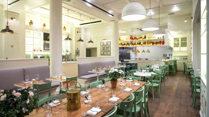 Žehlička & La Pecora Bianca
A jestli cestou dostanete chuť na něco dobrého, navštivte stylovou italskou restauraci La Pecora Bianca na rohu 26. Avenue a Broadway, jen pár kroků od žehličky. Mají tu skvělý avokádový toast s míchanými vajíčky a salátem (uova strapazzate) nebo palačinky s javorovým sirupem a čerstvým ovocem. K tomu si můžete dát třeba Classic Bellini - broskvový džus s Proseccem nebo Bloody Mary se zázvorem, celerem a citrónem. Cheers!
http://www.lapecorabianca.com/
Žehlička & La Pecora Bianca
A jestli cestou dostanete chuť na něco dobrého, navštivte stylovou italskou restauraci La Pecora Bianca na rohu 26. Avenue a Broadway, jen pár kroků od žehličky. Mají tu skvělý avokádový toast s míchanými vajíčky a salátem (uova strapazzate) nebo palačinky s javorovým sirupem a čerstvým ovocem. K tomu si můžete dát třeba Classic Bellini - broskvový džus s Proseccem nebo Bloody Mary se zázvorem, celerem a citrónem. Cheers!
http://www.lapecorabianca.com/