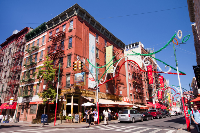 Little Italy
V případě, že byste radši něco evropštějšího, pak se přesuňte do “Malé Itálie” na Mulberry street, kde si můžete objednat super tenkou italskou pizzu v nejstarší americké pizzerii Lombardi’s nebo něco sladkého v nejstarší americkoitalské pekárně Ferrara.
Mafiány už tady nepotkáte, zato davy turistů ano. Jednou z nejčastějších zastávek je dřívější sídlo gangsterů - Ravenite Social Clubu, nad nímž měl byt John Gotti, šéf rodiny Gambino. A když už jsme u těch “kmotrů”, na adrese 183 Grand Street najdete John Jovino Gun Shop - nejstarší obchod se zbraněmi v NYC.
http://www.ferraranyc.com/
Little Italy
V případě, že byste radši něco evropštějšího, pak se přesuňte do “Malé Itálie” na Mulberry street, kde si můžete objednat super tenkou italskou pizzu v nejstarší americké pizzerii Lombardi’s nebo něco sladkého v nejstarší americkoitalské pekárně Ferrara.
Mafiány už tady nepotkáte, zato davy turistů ano. Jednou z nejčastějších zastávek je dřívější sídlo gangsterů - Ravenite Social Clubu, nad nímž měl byt John Gotti, šéf rodiny Gambino. A když už jsme u těch “kmotrů”, na adrese 183 Grand Street najdete John Jovino Gun Shop - nejstarší obchod se zbraněmi v NYC.
http://www.ferraranyc.com/