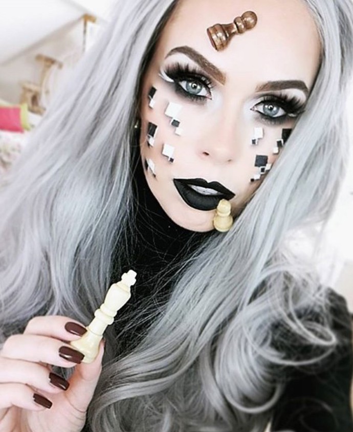 Další česká beauty blogerka, Petra Lovely Hair, která ráda vymýšlí halloweenské líčení, tentokrát vytvořila look královny šach.
