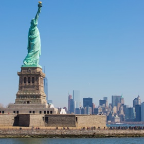 Socha Svobody a Ellis Island
A ještě když vám k tomu pustí na lodi píseň New York, New York od Franka Sinatry, pak teprve máte husí kůži. K tomu, abyste se podívali na Sochu Svobody, si ale nemusíte kupovat drahé palubní lístky přímo na Liberty Island, ale můžete to udělat stejně jako jsem to udělala při poslední návštěvě já. Z Manhattanu na Staten Island jezdí zdarma (o víkendech každou půl hodinu) trajekt, se kterým uvidíte mrakodrapy na Manhattanu, Brooklyn Bridge i slavnou sochu ze vzdálenosti 200 metrů a to vám úplně stačí.
http://www.freetoursbyfoot.com/staten-island-ferry/
Socha Svobody a Ellis Island
A ještě když vám k tomu pustí na lodi píseň New York, New York od Franka Sinatry, pak teprve máte husí kůži. K tomu, abyste se podívali na Sochu Svobody, si ale nemusíte kupovat drahé palubní lístky přímo na Liberty Island, ale můžete to udělat stejně jako jsem to udělala při poslední návštěvě já. Z Manhattanu na Staten Island jezdí zdarma (o víkendech každou půl hodinu) trajekt, se kterým uvidíte mrakodrapy na Manhattanu, Brooklyn Bridge i slavnou sochu ze vzdálenosti 200 metrů a to vám úplně stačí.
http://www.freetoursbyfoot.com/staten-island-ferry/