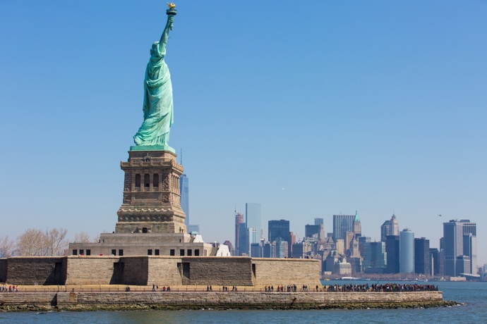 Socha Svobody a Ellis Island
A ještě když vám k tomu pustí na lodi píseň New York, New York od Franka Sinatry, pak teprve máte husí kůži. K tomu, abyste se podívali na Sochu Svobody, si ale nemusíte kupovat drahé palubní lístky přímo na Liberty Island, ale můžete to udělat stejně jako jsem to udělala při poslední návštěvě já. Z Manhattanu na Staten Island jezdí zdarma (o víkendech každou půl hodinu) trajekt, se kterým uvidíte mrakodrapy na Manhattanu, Brooklyn Bridge i slavnou sochu ze vzdálenosti 200 metrů a to vám úplně stačí.
http://www.freetoursbyfoot.com/staten-island-ferry/
Socha Svobody a Ellis Island
A ještě když vám k tomu pustí na lodi píseň New York, New York od Franka Sinatry, pak teprve máte husí kůži. K tomu, abyste se podívali na Sochu Svobody, si ale nemusíte kupovat drahé palubní lístky přímo na Liberty Island, ale můžete to udělat stejně jako jsem to udělala při poslední návštěvě já. Z Manhattanu na Staten Island jezdí zdarma (o víkendech každou půl hodinu) trajekt, se kterým uvidíte mrakodrapy na Manhattanu, Brooklyn Bridge i slavnou sochu ze vzdálenosti 200 metrů a to vám úplně stačí.
http://www.freetoursbyfoot.com/staten-island-ferry/