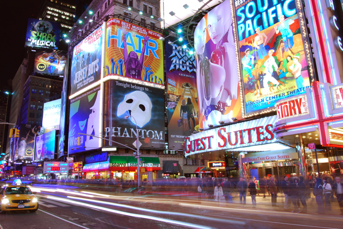 Muzikálová Broadway
Dva muzikály za jeden víkend? Proč ne. Na Broadway je přesně jednačtyřicet divadel, kde každý den vystupují ti nejtalentovanější muzikáloví herci. A protože vstupné není zrovna nejlevnější, vsaďte na jistotu. Za zhlédnutí stojí třeba nesmrtelný Fantom Opery (divadlo Majestic), Chicago (divadlo Ambassador) nebo Lví král (divadlo Minskoff).
Muzikálová Broadway
Dva muzikály za jeden víkend? Proč ne. Na Broadway je přesně jednačtyřicet divadel, kde každý den vystupují ti nejtalentovanější muzikáloví herci. A protože vstupné není zrovna nejlevnější, vsaďte na jistotu. Za zhlédnutí stojí třeba nesmrtelný Fantom Opery (divadlo Majestic), Chicago (divadlo Ambassador) nebo Lví král (divadlo Minskoff).