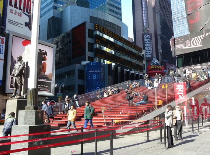 Muzikálová Broadway
Nejlepší způsob, jak získat výhodně vstupenky na představení, je návštěva flagship storu TKTS - to jsou ty červené schody uprostřed Times Square, kde si můžete pořídit vstupenky na daný den až s padesátiprocentní slevou. Nevýhoda je, že vstupenky na ty nejpopulárnější “shows” jsou většinou vyprodány. Proto pokud o návštěvu místního divadla opravdu usilujete, vyplatí se připlatit si a koupit online.
https://www.tdf.org/nyc/7/TKTS-ticket-booths
Muzikálová Broadway
Nejlepší způsob, jak získat výhodně vstupenky na představení, je návštěva flagship storu TKTS - to jsou ty červené schody uprostřed Times Square, kde si můžete pořídit vstupenky na daný den až s padesátiprocentní slevou. Nevýhoda je, že vstupenky na ty nejpopulárnější “shows” jsou většinou vyprodány. Proto pokud o návštěvu místního divadla opravdu usilujete, vyplatí se připlatit si a koupit online.
https://www.tdf.org/nyc/7/TKTS-ticket-booths
