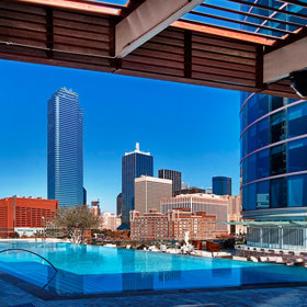 Omni Dallas Hotel

Kromě luxusního ubytování v moderně zařízených pokojích s díly od místních umělců odsud budete mít krásný výhled na Downtown Dallas (obchodní centrum) a Arts District (sídlo mnoha uměleckých organizací). Ten nejlepší výhled si ale užijete z terasy Uptown Terrace s vyhřívaným bazénem a pohodlnými křesílky, kde můžete ochutnat něco z menu od šéfkuchaře Donalda Chalka, třeba žebírka s BBQ omáčkou. Pochutnáte si!

A jestli vám odpočinek u střešního bazénu nebude stačit, zajděte si na proceduru do hotelových lázní Mokara Salon and Spa. Za dvoulůžkový pokoj na noc tu zaplatíte kolem 4 tisíc korun. 
