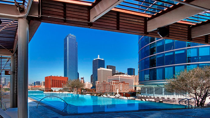 Omni Dallas Hotel

Kromě luxusního ubytování v moderně zařízených pokojích s díly od místních umělců odsud budete mít krásný výhled na Downtown Dallas (obchodní centrum) a Arts District (sídlo mnoha uměleckých organizací). Ten nejlepší výhled si ale užijete z terasy Uptown Terrace s vyhřívaným bazénem a pohodlnými křesílky, kde můžete ochutnat něco z menu od šéfkuchaře Donalda Chalka, třeba žebírka s BBQ omáčkou. Pochutnáte si!

A jestli vám odpočinek u střešního bazénu nebude stačit, zajděte si na proceduru do hotelových lázní Mokara Salon and Spa. Za dvoulůžkový pokoj na noc tu zaplatíte kolem 4 tisíc korun. 
