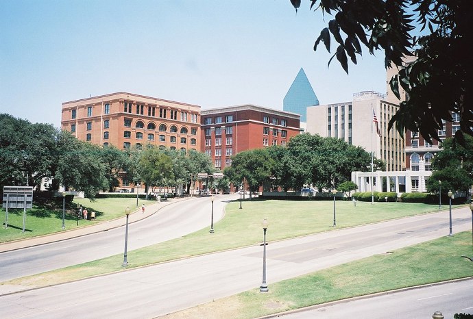 Dealey Plaza

Z Dallasu nemůžete odjet bez toho aniž byste nenavštívili městský park Dealey Plaza, kde byl zastřelený americký prezident John Fitzgerald Kennedy, když v rámci kampaně pro prezidentské volby v roce 1964 projížděl ulicemi Dallasu v otevřeném voze společně se svou manželkou Jacqueline, texaským guvernérem Johnem Connallym a jeho manželkou Nellie. 
