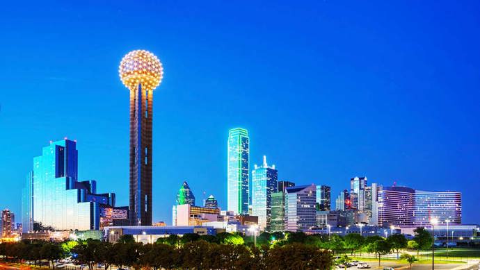 Výhled z Reunion Tower

Je 171 metrů dlouhá vyhlídková věž s otáčející se rozhlednou, která se stala symbolem města. Najdete ji v downtownu jako součást hotelového komplexu Hyatt Regency Hotel. V ceně vstupného (17 dolarů / cca 370 korun) máte možnost podívat se na metropoli zblízka pomocí několika dalekohledů a interaktivních obrazovek s těmi nejdůležitějšími informacemi o městě včetně dokumentu o atentátu na JFK. 
