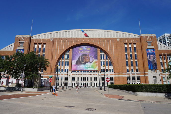 American Airlines Center 

Desátá nejvíce vytížená aréna na světě. Domov basketbalového týmu Dallas Mavericks a hokejového týmu Dallas Stars. Určitě si prostudujte program, až sem pojedete, protože se tady odehrává většina koncertů populárních zpěváků.
