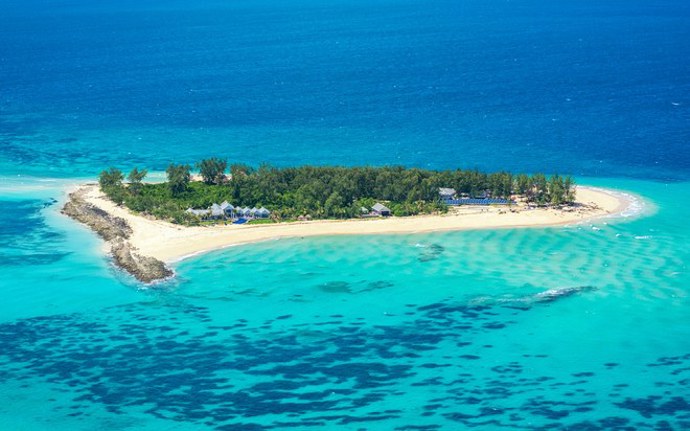 Ostrov Thanda

Leží mezi Tanzanií a ostrovem Mafia v Indickém oceánu. Ostrov Thanda je novým členem organizace Leading Hotels of the World, která sdružuje luxusní hotely po celém světě. Když se vydáte si ostrov prohlédnout, najdete zde jednu soukromou vilu s pěti apartmá a dvě rustikální tanzanské chatrče jménem banda. Díky celoročnímu slunci ostrov využívá sluneční energii, takže nezanechává žádnou negativní stopu na životním prostředí a nabízí tak neotřelý způsob života pro hosty, kteří si toto místo vyberou. Pokud se budete shánět po nějakém vyžití, můžete zde vyzkoušet spoustu vodních sportů. A co se týče jídla? Všechny pokrmy připravuje osobní kuchař a snídaně zahrnuje čerstvé bylinky ze zahrad přímo na ostrově, stejně jako sezónní ovoce, například papáju, kokos nebo vodní meloun.
