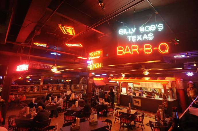 Billy Bobs in Fort Worth 

V této koncertní hale zažijete ten pravý Texas - pivo, country, blues, BBQ a kurzy tance.
