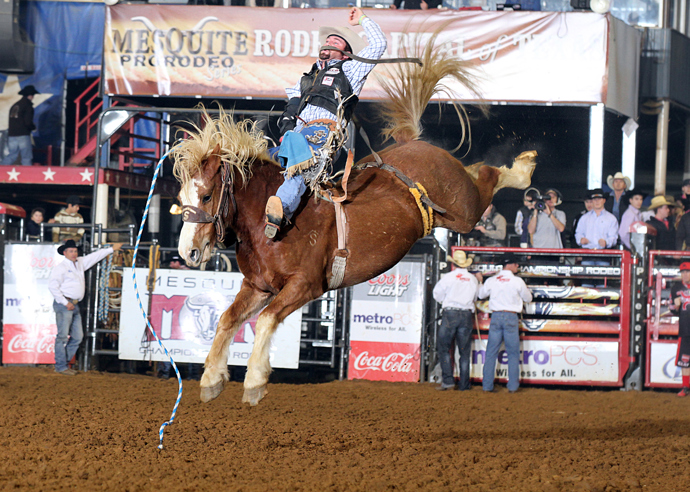 Na rodeo do Mesquite ProRodeo

Pravděpodobně největší adrenalin zažijete na rodeu v Mesquite ProRodeo aréně. Divocí býci, splašený koně a kovbojové s vykloubenými rucemi. No popravdě, stačilo jednou. 
