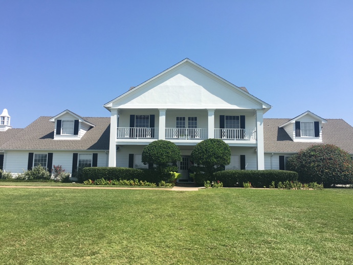 Ranč Southfork 

Pamatujete si na Ewingovi? Na “Džéj Ára” a Bobbyho z nekonečného seriálu Dallas? Určitě ano! Jestli jste taky milovali tento legendární seriál, udělejte si výlet na ranč Southfork (40 km od Dallasu) a podívejte se, jak si tito milionáři žili. 
