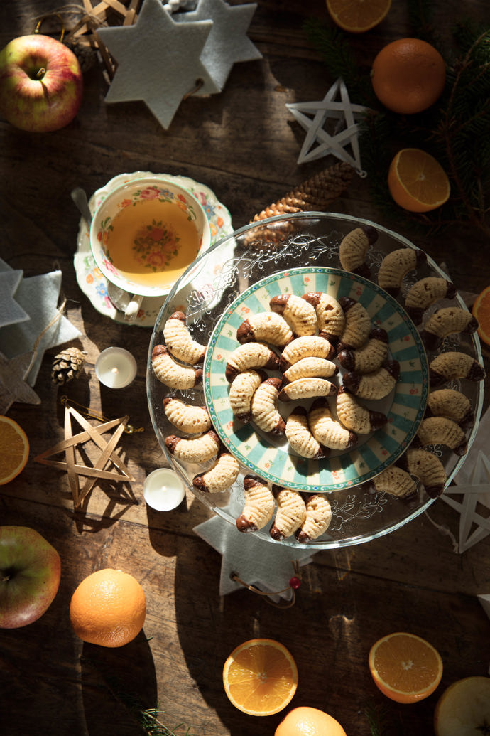 Ořechové rohlíčky do formičky
podle Zdeňky Davidové
100 g hladké mouky
250 g moučkového cukru
125 g mletých vlašských ořechů
1 lžička prášku do pečiva
125 g másla
Poleva:
100 g hořká čokoláda
30 g ztužený tuk
1. Z uvedených surovin vypracujeme hladké těsto, zabalíme do potravinové fólie a dáme do chladničky do druhého dne odpočinout.
2. Z těsta odkrajujeme kousky a prsty je vtlačujeme do formiček rohlíčků, tak aby nebyly moc plné, těsto při pečení vyfoukne.
3. Formičky vložíme do předem vyhřáté trouby na 140 C a pečeme asi 20 minut. Ještě horké vyklepneme z formiček. Necháme vychladnout a konce rohlíčků namáčíme do čokoládové polevy.
Ořechové rohlíčky do formičky
podle Zdeňky Davidové
100 g hladké mouky
250 g moučkového cukru
125 g mletých vlašských ořechů
1 lžička prášku do pečiva
125 g másla
Poleva:
100 g hořká čokoláda
30 g ztužený tuk
1. Z uvedených surovin vypracujeme hladké těsto, zabalíme do potravinové fólie a dáme do chladničky do druhého dne odpočinout.
2. Z těsta odkrajujeme kousky a prsty je vtlačujeme do formiček rohlíčků, tak aby nebyly moc plné, těsto při pečení vyfoukne.
3. Formičky vložíme do předem vyhřáté trouby na 140 C a pečeme asi 20 minut. Ještě horké vyklepneme z formiček. Necháme vychladnout a konce rohlíčků namáčíme do čokoládové polevy.
