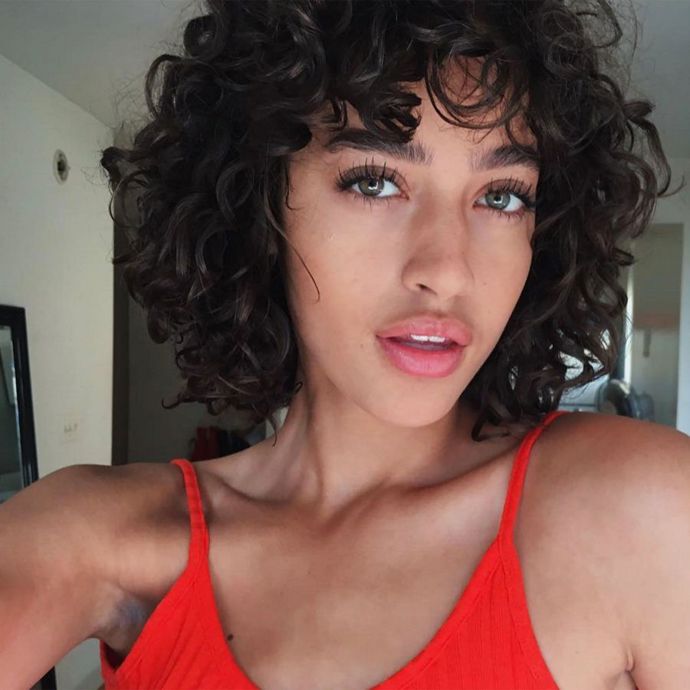 Alanna Arrington

Opravdu by nás zajímalo, jakou řasenku Alanna použila pro vytvoření takhle úžasně dlouhých řas! Někdy zkrátka nemusíte vymýšlet žádné složité líčení, stačí mít extra dlouhé řasy a zajímavý look je na světě.
