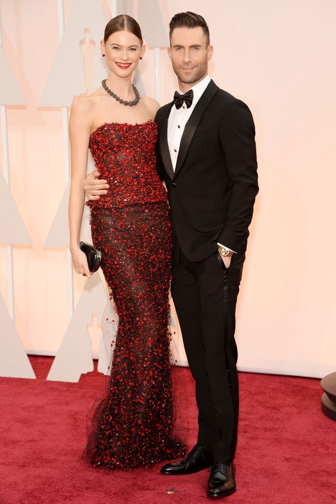 Behati Prinsloo a Adam Levine

Partner Behati Prinsloo je nejspíš ze všech nejznámější - Adama Levina, zpěváka kapely Maroon 5 totiž určitě znáte. Potkali se, když právě Adam s kapelou vystupovali na Victoria's Secret show v roce 2011. V té době však Adam Levine chodil s jinou VS modelkou Annou Vyalitsynou.
