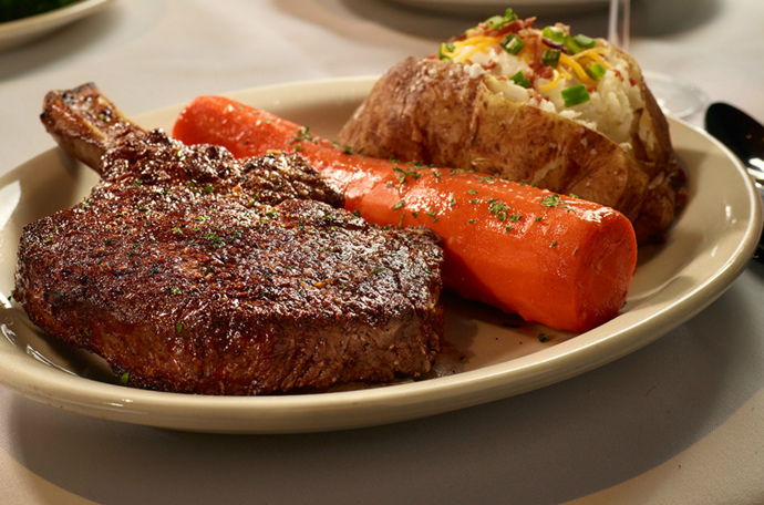 Na pořádný flák masa do Bob's Steak & Chophouse 

Jste v Texasu, tak jezte maso. Pořádný steaky! Ty nejlepší prý podle zdejších gurmánů dělají v Bob's Steak & Chop House, v restauraci, kterou najdete v doporučovaném Omni Dallas Hotelu. 

A pakliže vám to nebude stačit, dobře je připravují taky v Del Frisco's Double Eagle Steakhouse.
