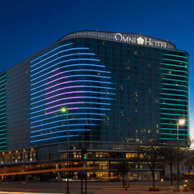 Tady se ubytujte

Protože Omni Dallas Hotel pulzuje městem. Fasádu tohoto pětihvězdičkového hotelu totiž tvoří LED osvětlení, které mění barvu podle toho, co se právě děje v okolí. Státní svátky, prázdniny, významné návštěvy, sportovní utkání - to vše se promítá na vnější stěně budovy.
