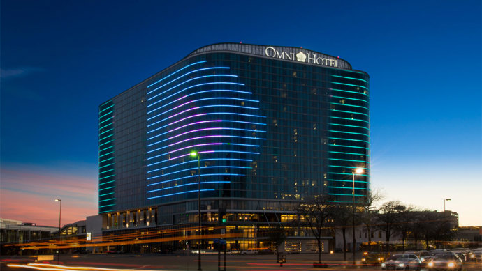 Tady se ubytujte

Protože Omni Dallas Hotel pulzuje městem. Fasádu tohoto pětihvězdičkového hotelu totiž tvoří LED osvětlení, které mění barvu podle toho, co se právě děje v okolí. Státní svátky, prázdniny, významné návštěvy, sportovní utkání - to vše se promítá na vnější stěně budovy.
