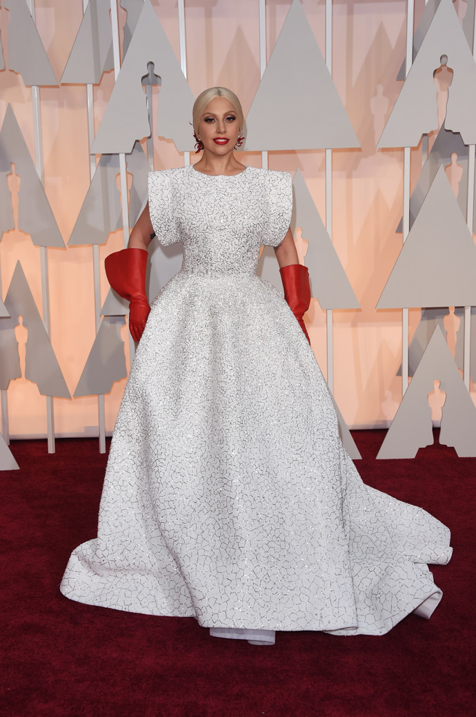 Lady Gaga. Šaty včetně rukavic byly navrženy speciálně pro oscarovou noc.
Lady Gaga. Šaty včetně rukavic byly navrženy speciálně pro oscarovou noc.