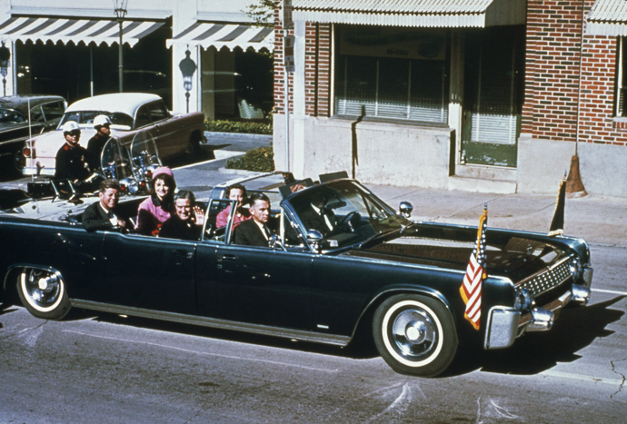 Dealey Plaza

Můžete se podívat na okno budovy bývalého knižního depozitáře Texas Book Depositary, odkud atentátník Lee Harvey Oswald vypálil 22. listopadu ve 12:30 místního času smrtící výstřely. Nyní je tu vybudované muzeum Sixth Floor Museum zahrnující exponáty týkající se Kennedyho života i samotného atentátu.
