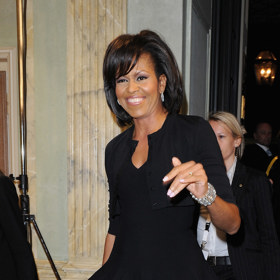 Michelle Obama v šatech Alaïa na státní návštěvě Francie. 
