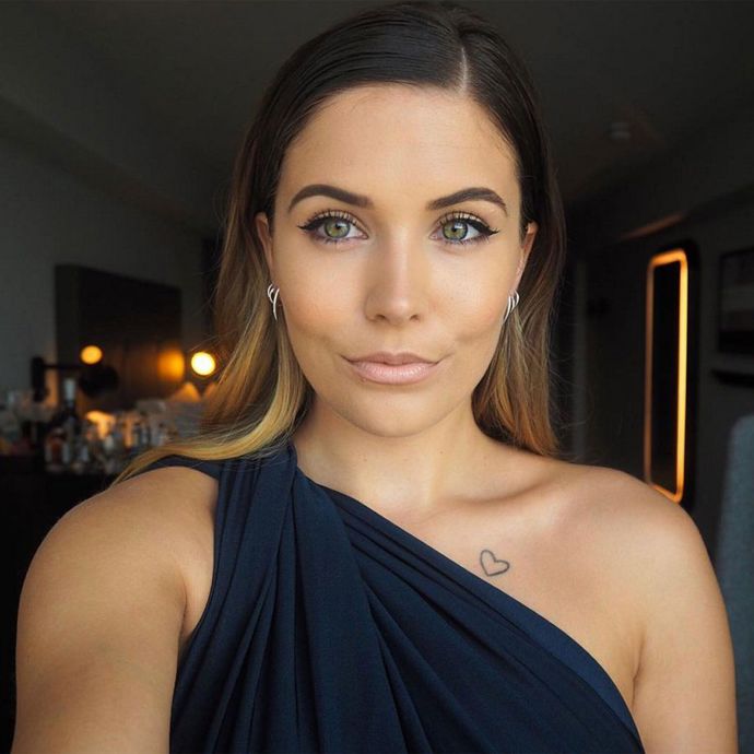 Hannah Crosskey

Večerní líčení máme často spojené s kouřovými stíny a výraznou rtěnkou, ale Hannah se svým jednoduchým, avšak šik líčením dokazuje, že se nic nemusí přehánět. Kočičí linky, nude odstín rtěnky a perfektní obočí tvoří velmi efektní kombinaci.
