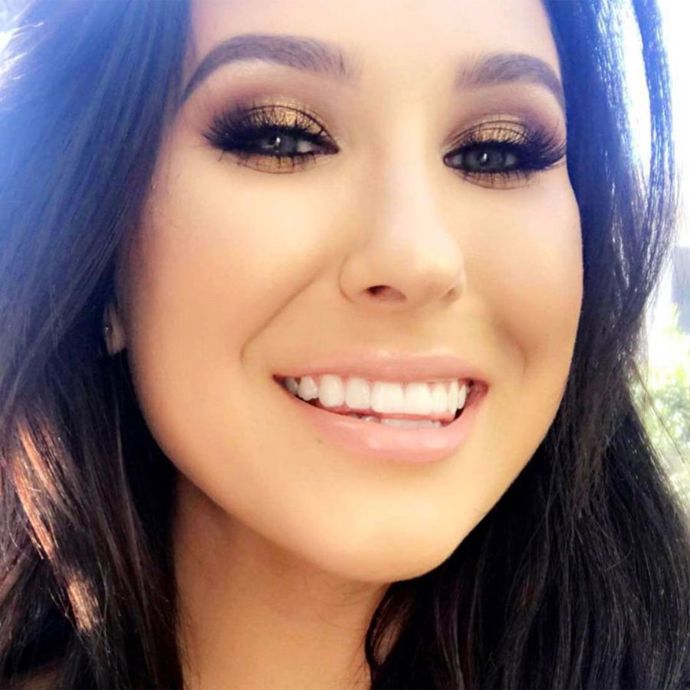 Jaclyn Hill

Instagram Jaclyn je přímo přehlcený nejrůznějšími nápady na líčení, ale my jsme si oblíbili tenhle look. Bronzové stíny jsou hlavně na podzim perfektní,

