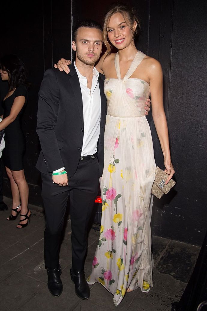 Josephine Skriver a Alexander DeLeon

Vypadá to, že VS andílkům se zkrátka líbí rockoví hudebníci. Josephine Skriver totiž od roku 2013 chodí s Alexandrem DeLeonem, zpěvákem kapely The Cab. 
