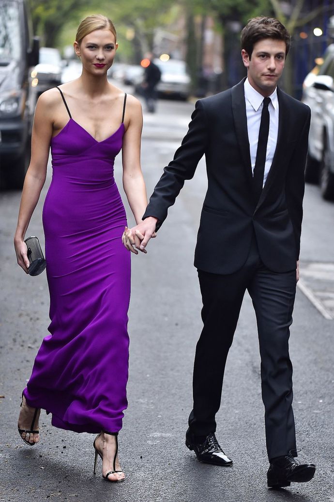 Karlie Kloss a Josh Kushner

Josh je spoluzakladatelem zdravotní pojišťovny Oscar Health a s Karlie Kloss chodí už přes čtyři roky. Zajímavostí je, že Joshův bratr Jared Kushner je manžel Ivanky Trump, dcery Donalda Trumpa. Inu, svět je malý a o náhody tu není nouze.
