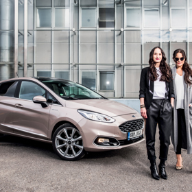 Redaktorka Veronika Hong, herečka Jitka Čvančarová a Ford Fiesta Vignale 1.0 EcoBoost 140 k v unikátní barvě Milano Grigio. 
