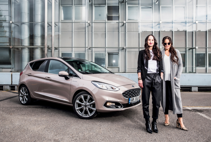Redaktorka Veronika Hong, herečka Jitka Čvančarová a Ford Fiesta Vignale 1.0 EcoBoost 140 k v unikátní barvě Milano Grigio.
Redaktorka Veronika Hong, herečka Jitka Čvančarová a Ford Fiesta Vignale 1.0 EcoBoost 140 k v unikátní barvě Milano Grigio.
