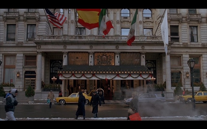 Hotel Plaza z filmu Sám doma 2 (1992)
Ano, sice je to hotel a ne rodinný dům, ale Kevinovi se podařilo si zde vytvořit domov alespoň po dobu vánočních svátků.
Hotel Plaza z filmu Sám doma 2 (1992)
Ano, sice je to hotel a ne rodinný dům, ale Kevinovi se podařilo si zde vytvořit domov alespoň po dobu vánočních svátků.