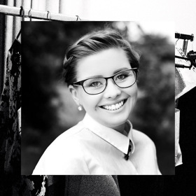 Tereza Havránková: Nosím bussiness look i street wear 

(Česko)

Tereza Havranková je absolventkou Univerzity Jana Evagelisty Purkyně v Ústí nad Labem. V současné době své výtvory představuje pod značkou Shiu. V posledních letech se účastní mnohých designových akcí jakými jsou Unique Fashion Week nebo Dyzajnmarket. 

1. Můj nejoblíbenější kousek je rudočerná brokátová sukně až na zem. Miluji jí od chvíle, kdy se zrodila pod mými prsty. Má výborné využití jak na ples, tak na party s přáteli

2. Můj styl je obsáhlý. Většinou se probouzím každý den s jiným stylem. Někdy se přikláním k business módě, jindy zvolím street vzezření. Nemám asi žádný vyhraněný styl.

3. Nikdy bych si neoblékla pestrobarevný overal - vím, že by to má postava v žádném případě nesnesla!

4. Mé zlaté srdce na řetízku, které je mou součástí

5. Černý bomber s flitry na ramenou - opravdu úžasná záležitost

 
