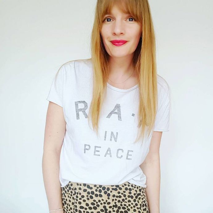 Rebecca Cox

Bývalá beauty redaktorka časopisu Glamour, dnes blogerka a také matka, je profesionálem v kombinaci výrazné rty - jednoduše nalíčené oči. Na pouhé řasence není nic špatného, pokud ji umíte vykompenzovat třeba právě výraznou rtěnkou. 
