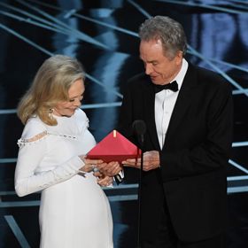 A Oscara nezískává...
Jeden z největších omylů v historii předávání Oscarů se letos stal při vyhlašování ceny v kategorii Nejlepší film. Warrenu Beattymu podali v zákulisí špatnou obálku, a tak vyhlásil jako nejlepší film La La Land. Zatímco se tvůrci filmu začali už radovat na pódiu, zjistilo se, že je něco špatně a že se nejlepším filmem stává Moonlight. Situace se samozřejmě neobešla bez úsečných poznámek a červenajících se tváří.
A Oscara nezískává...
Jeden z největších omylů v historii předávání Oscarů se letos stal při vyhlašování ceny v kategorii Nejlepší film. Warrenu Beattymu podali v zákulisí špatnou obálku, a tak vyhlásil jako nejlepší film La La Land. Zatímco se tvůrci filmu začali už radovat na pódiu, zjistilo se, že je něco špatně a že se nejlepším filmem stává Moonlight. Situace se samozřejmě neobešla bez úsečných poznámek a červenajících se tváří.
