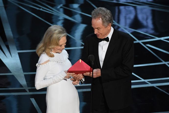 A Oscara nezískává...

Jeden z největších omylů v historii předávání Oscarů se letos stal při vyhlašování ceny v kategorii Nejlepší film. Warrenu Beattymu podali v zákulisí špatnou obálku, a tak vyhlásil jako nejlepší film La La Land. Zatímco se tvůrci filmu začali už radovat na pódiu, zjistilo se, že je něco špatně a že se nejlepším filmem stává Moonlight. Situace se samozřejmě neobešla bez úsečných poznámek a červenajících se tváří.
